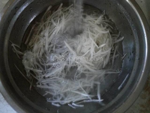 用清水反复冲洗去掉盐分，