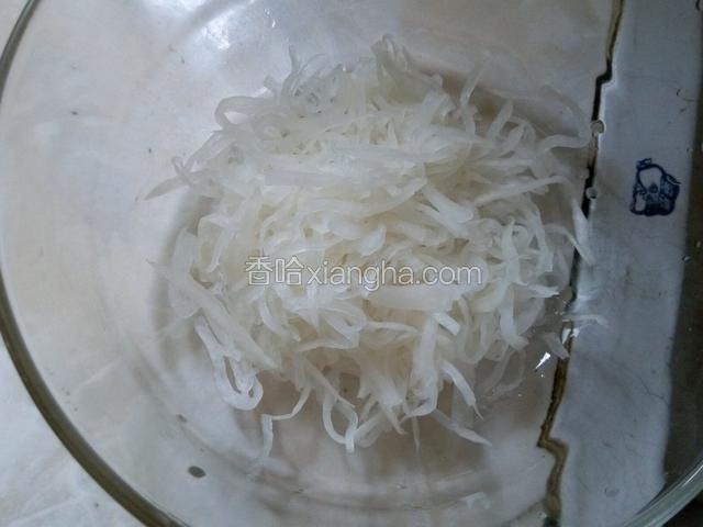淋干水分放入容器内