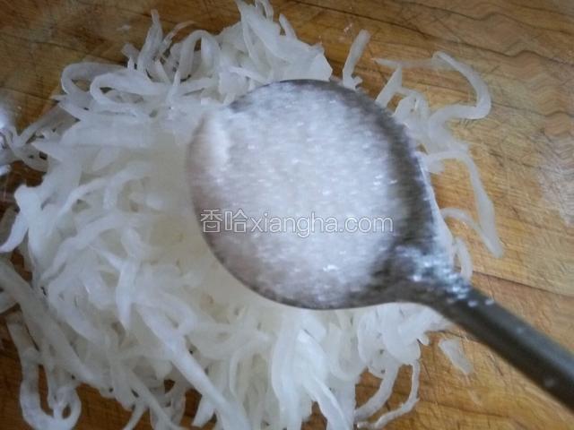 根据自己口味放入适量的白糖，白醋，拌匀