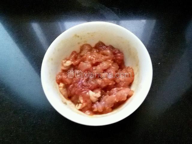 把猪肉剁成肉馅备用。