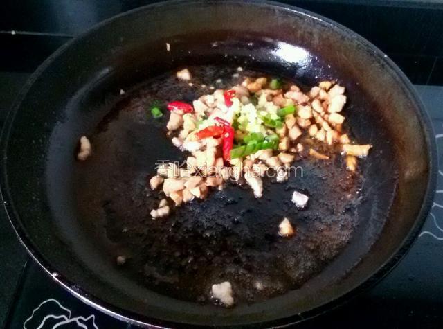 起炒锅放适量橄榄油，放肉末煸炒，肉末炒香以后放葱姜蒜干辣椒煸香。