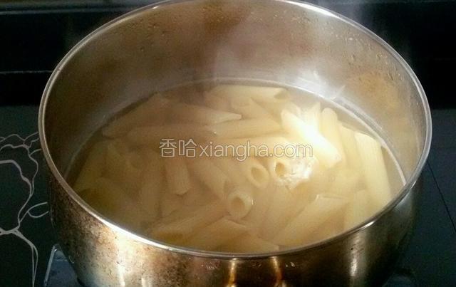 起锅烧开水煮意大利面。煮5分钟，泡泡3分钟。