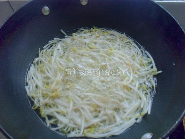 水开后放入豆芽菜，焯3分钟。