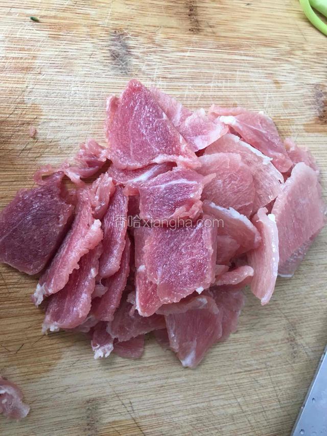 肉切片，备用。