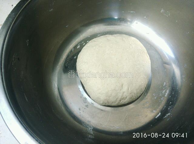 揉成光滑硬面团。