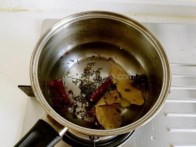 锅中放入大概能刚刚漫过毛豆的水量，水不要太多，然后放入除盐之外的所有调料。