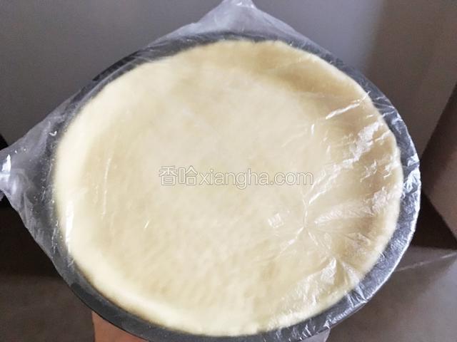 可将披萨皮用保鲜膜包好，入冰箱冷冻。待使用的时候拿出稍稍解冻后即可做披萨了。