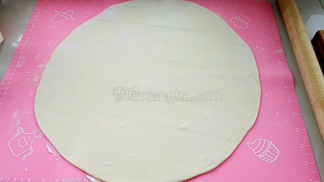 用擀面杖擀成大圆片。
