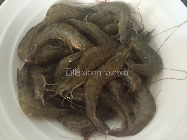 新鲜大虾去虾线，洗净剪去虾须，加入盐，料酒，姜片腌制一个小时