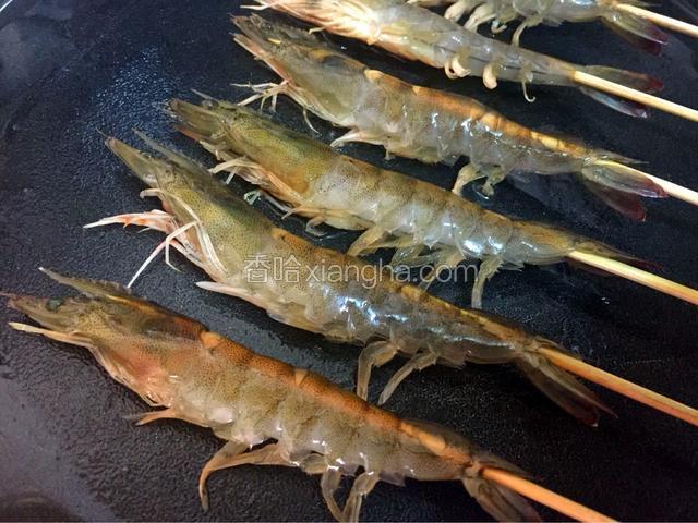 放入大虾煎至变色