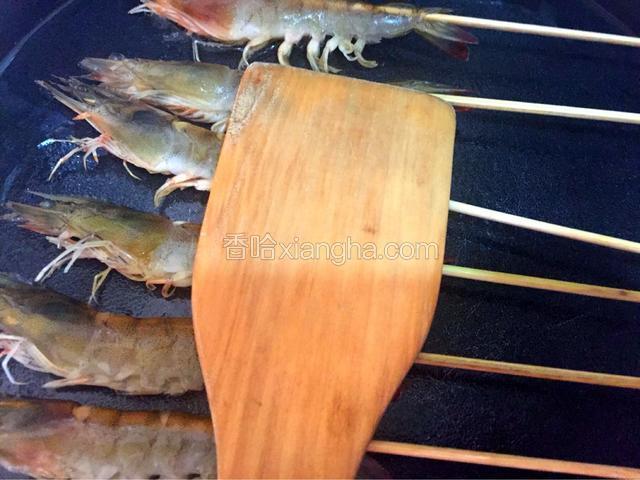 可以用铲子按压一下使其均匀受热