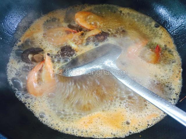 加入开水，炖煮一会儿。