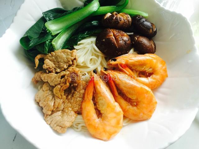把虾，肉，香菇，青菜摆在面条周围。