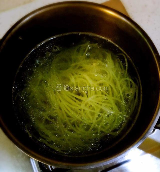 锅里加水烧开，放稍许食油和盐，加入意面煮熟。