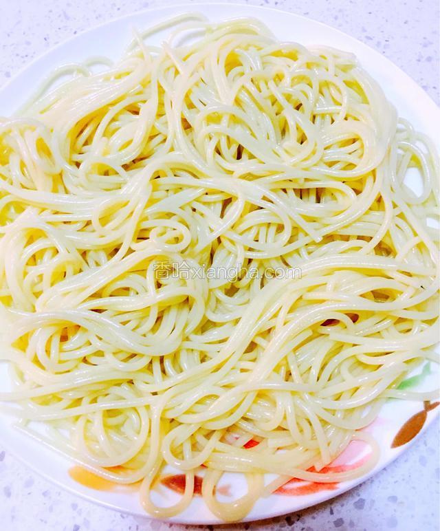 面条铺开凉凉放一旁备用。