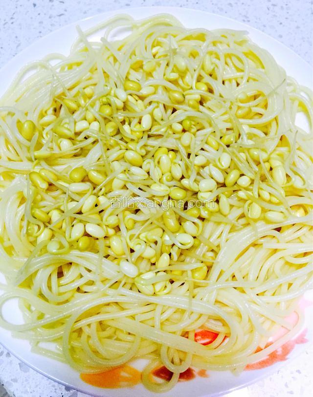 黄豆芽捞出倒面条上。