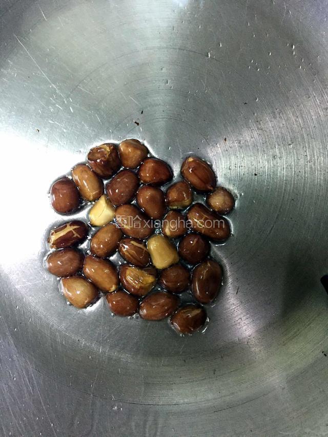 锅里加少量食油倒入花生米爆熟。