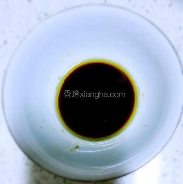 准备个小碗，调入生抽，香醋，蚝油，鸡精，香油，盐，花椒油，白糖搅匀。
