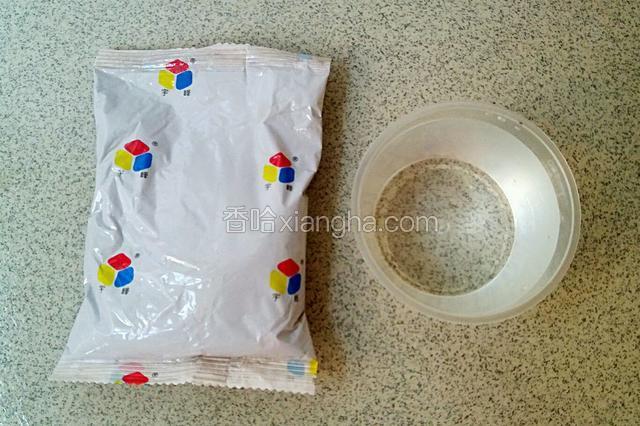 准备龟苓膏粉50克，凉开水125毫升。