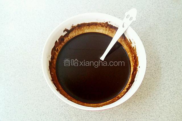 将龟苓膏粉倒入水中，搅拌成无颗粒糊状。