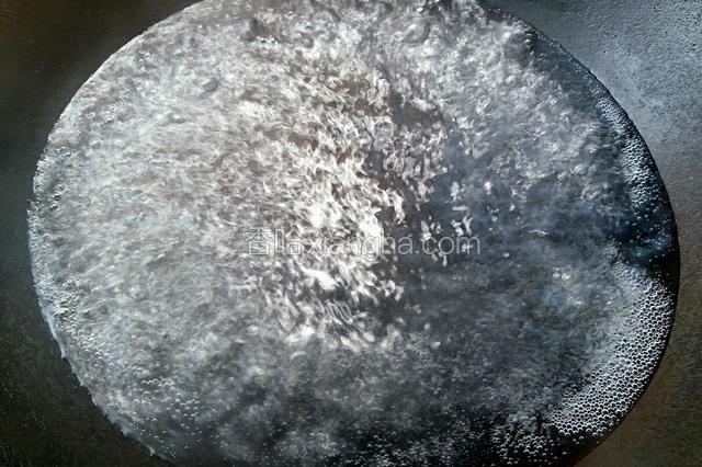 锅里烧开水1000毫升。