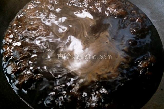 水开后，将龟苓膏糊倒入开水中，搅拌熬制，等水第二次开的时候，立刻关火。
