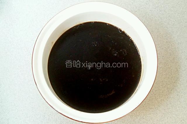 将熬制好的龟苓膏糊倒入碗中。