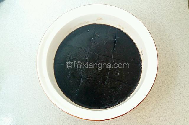 自然冷却凝固成龟苓膏。