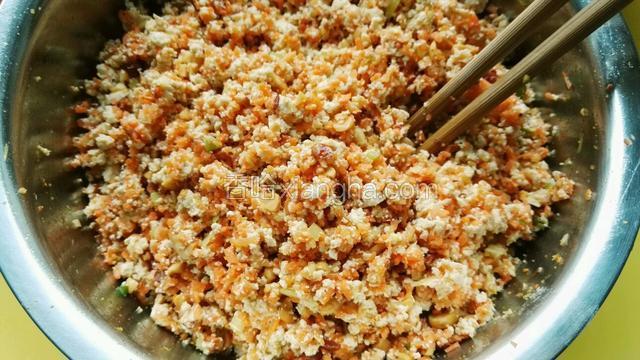 包上馅（胡萝卜，豆腐，虾米，油炸花生碎）