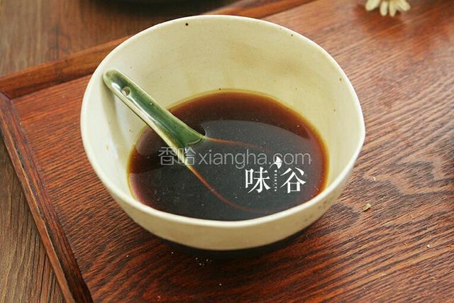 准备好照烧汁（生抽 2匙、蜜糖  1匙、料酒  1匙、水3勺）。
