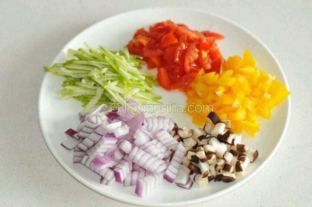 小番茄、香菇、甜椒、洋葱洗净切小丁，西葫芦去囊切丝