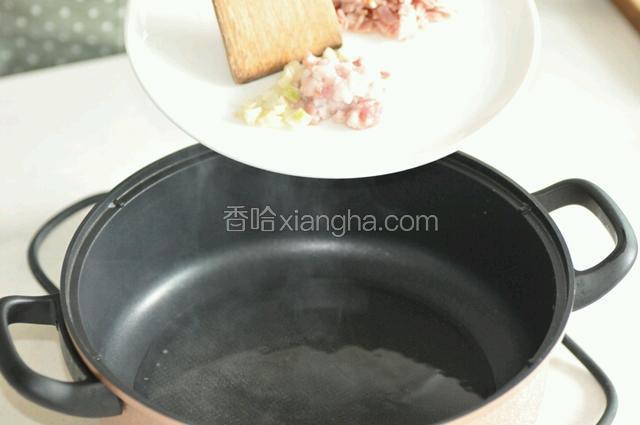 另外一个锅加热放油，先下肉末和大蒜，煸炒一会再放培根，再放入洋葱，再放入番茄，最后放培根煸炒