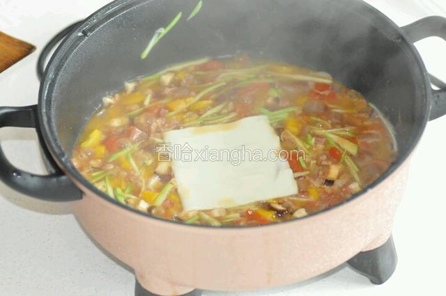 放入其他蔬菜翻炒，加入芝士片，融化后入面，烩1-2分钟