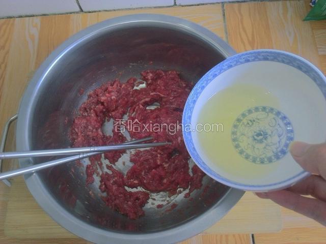 捞出花椒，分次倒入牛肉馅，每次都要搅拌均匀才能放入花椒水。