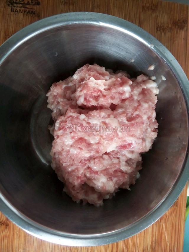 猪肉洗净切沫，最好是瘦肥都要
