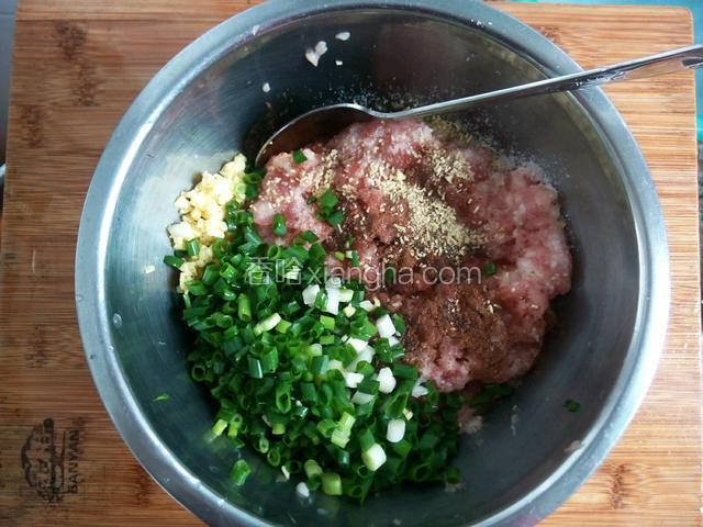 肉沫放进碗里，加料酒、蚝油、盐、五香粉、鸡精和葱姜沫一起搅拌均匀