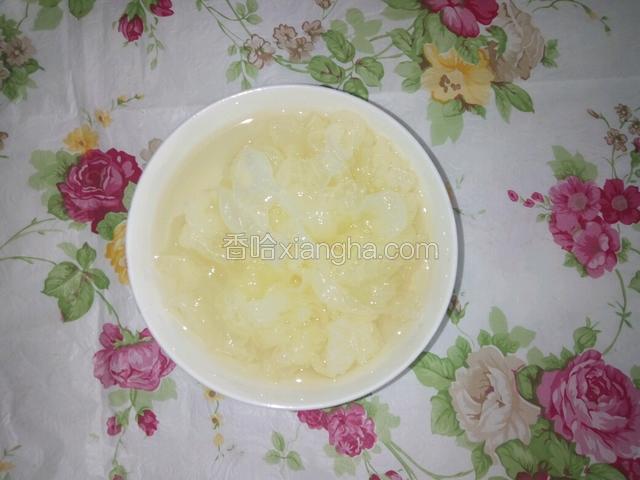 银耳取一个的四分之一提前泡发