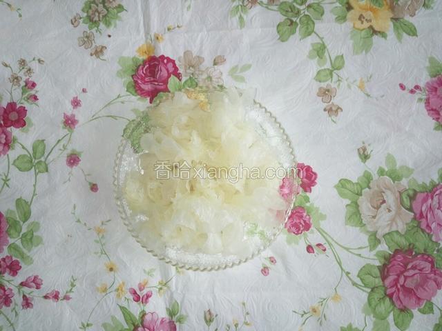 银耳洗净去蒂，掰成小朵