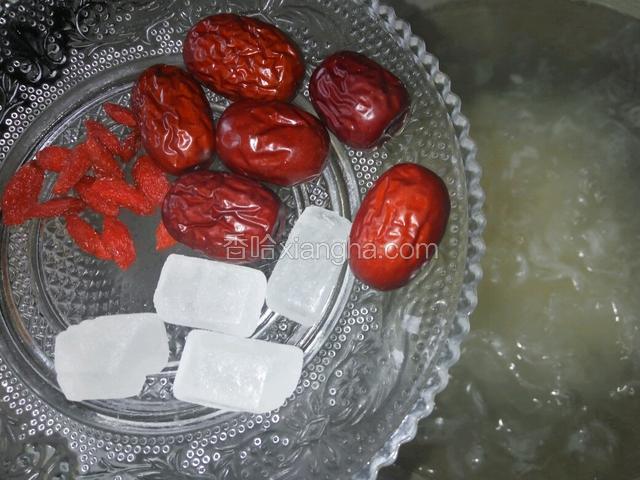 依次放入红枣 冰糖 枸杞子 雪梨煮开，小火炖
煮四十分钟（中间要不停搅拌以免煮糊）