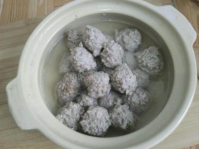 捞出汆好的牛肉丸子。