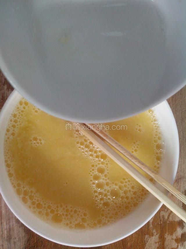 加适量水，继续搅打均匀。