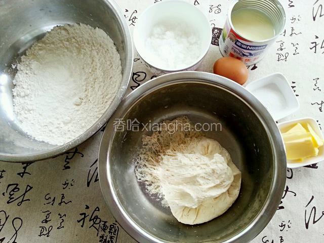 准备吐司用料：除中种面团和鸡蛋外，分别称重