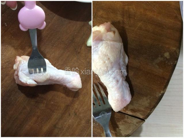 洗净的每个鸡腿用叉子把鸡腿肉上均匀插上无数小孔。（这样腌制更入味，炸时鸡皮不会缩掉）