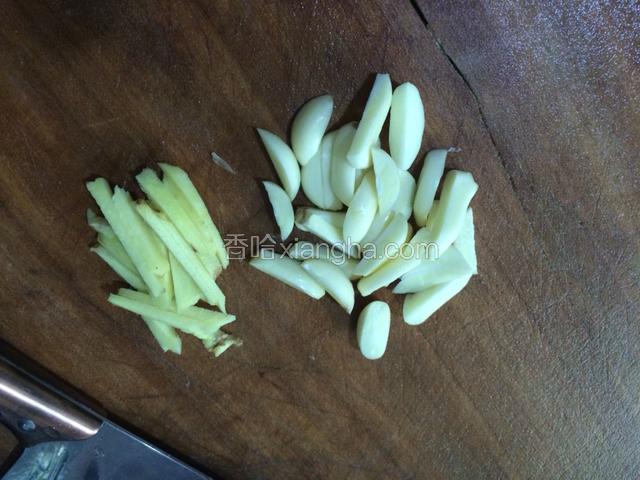 姜切成丝蒜瓣切成块