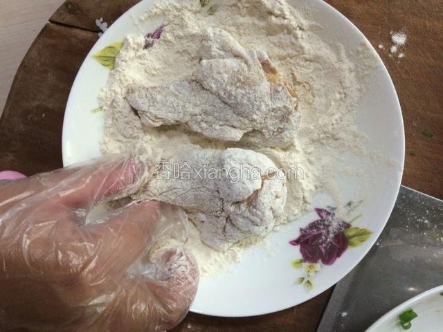 倒入香酥炸鸡料，将腌制好的鸡腿均匀裹上炸鸡料