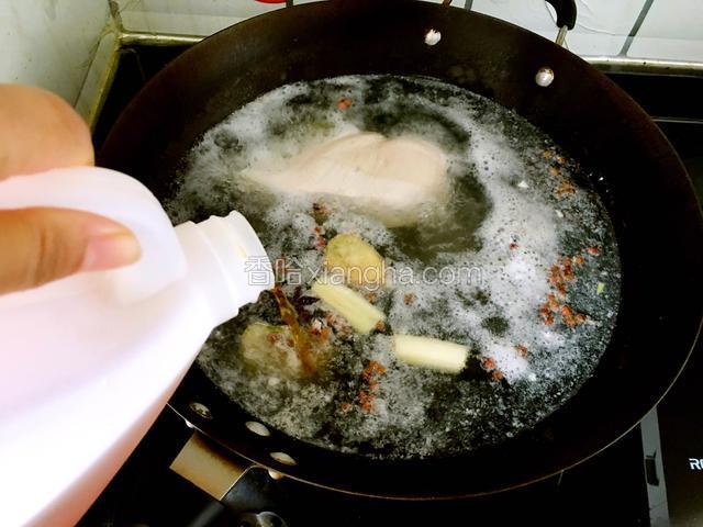 水开后倒少许料酒，将鸡胸肉煮15分钟至熟。