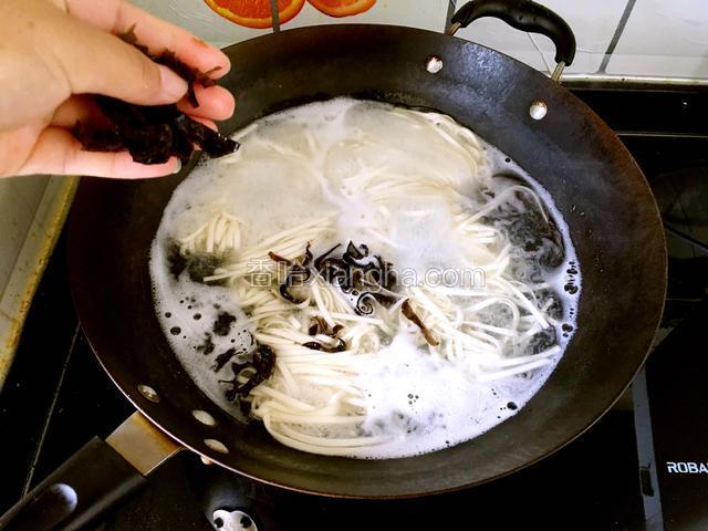 放入木耳丝一起焯熟。