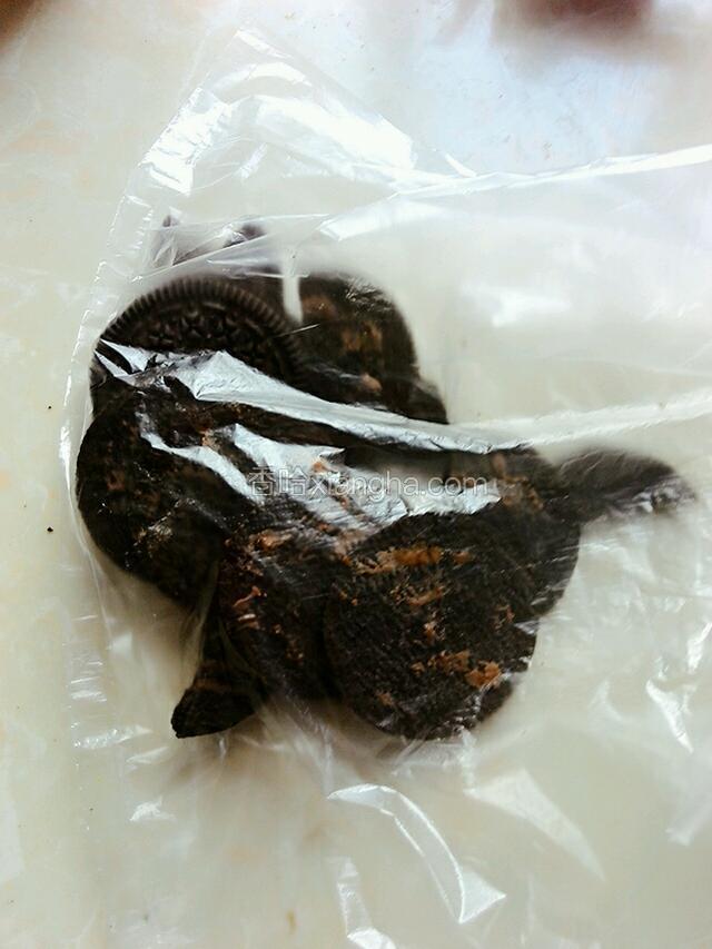 奥利奥饼干用擀面杖，擀成粉末