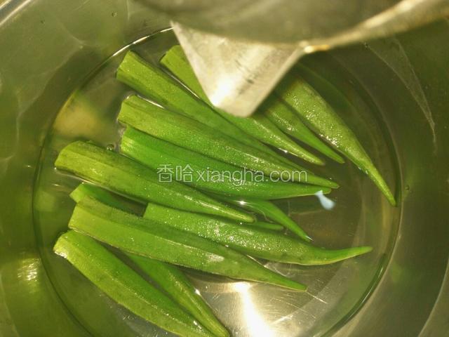 烧开水将秋葵烫变色即可