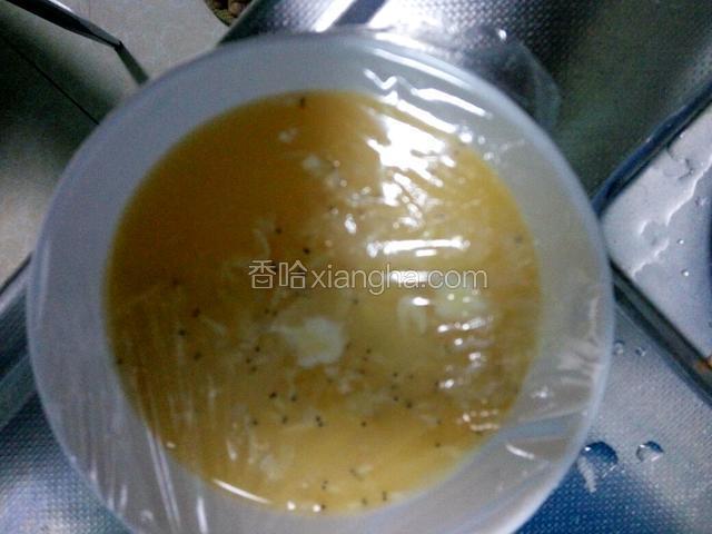 虾皮浸五分钟之后捞出沥干水，放入蛋液，盖上保鲜膜并叉几个小孔。